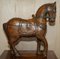 Dekorative indische handgeschnitzte & bemalte Holzstatue eines Pferdes 4