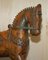 Dekorative indische handgeschnitzte & bemalte Holzstatue eines Pferdes 2