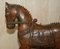 Dekorative indische handgeschnitzte & bemalte Holzstatue eines Pferdes 16