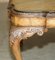 Mesa de centro o de cóctel de madera nudosa de nogal con patas cabriolas talladas, Imagen 7