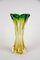 Jarrón italiano Mid-Century de cristal de Murano verde y amarillo, 1960, Imagen 2