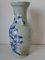 Chinesische Vase aus blauem und weißem Porzellan 2