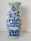 Chinesische Vase aus blauem und weißem Porzellan 1