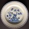 Plato chino antiguo de porcelana con flores azules y blancas, Imagen 1