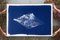 Kind of Cyan, Render 3D de paisaje de montaña en tonos de azul profundo, 2021, Cyanotype, Imagen 6