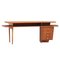 Executive Schreibtisch aus Nussholz mit Holzmaserung 7