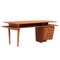 Executive Schreibtisch aus Nussholz mit Holzmaserung 8