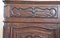 Antikes Sideboard aus massivem Nussholz mit Tellerhalter, 1680er 6