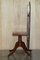 Handgefertigter Tilt Top Esstisch aus Holz & Messing, England 11