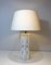 Tischlampe im neoklassizistischen Stil aus weiß lackiertem Metallblech mit goldenen Verzierungen 3