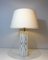 Tischlampe im neoklassizistischen Stil aus weiß lackiertem Metallblech mit goldenen Verzierungen 5