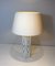 Tischlampe im neoklassizistischen Stil aus weiß lackiertem Metallblech mit goldenen Verzierungen 4