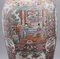 Mid 20. Jh. Chinesische Famille Rose Vasen aus Porzellan auf Holzständern, 1960, 2er Set 10