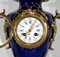 Reloj y jarrones estilo Luis XVI de bronce dorado. Juego de 3, Imagen 7