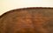 Antiker Regency Oval Yew Wood Pie Crust Edge Couchtisch auf Säbelfüßen 10