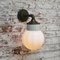Lampada da parete vintage industriale bianca in porcellana e vetro opalino, Immagine 9