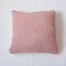 Cojín Crochet Textures hecho a mano en rosa empolvado de Com Raiz, Imagen 1