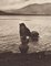 Hanna Seidel, mujer ecuatoriana en el lago, fotografía en blanco y negro, años 60, Imagen 2