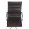 Sedia da ufficio Ea-119 in pelle marrone scura patinata di Charles Eames per Vitra, inizio XXI secolo, Immagine 5
