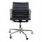 Sedia da ufficio Ea-117 in pelle nera e metallo cromato di Charles Eames per Vitra, Immagine 1