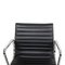 Sedia da ufficio Ea-117 in pelle nera e metallo cromato di Charles Eames per Vitra, Immagine 3