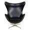 Egg chair in pelle nera di Arne Jacobsen per Fritz Hansen, Immagine 1