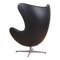 Egg chair in pelle anilina nera di Arne Jacobsen per Fritz Hansen, Immagine 4