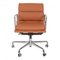 Sedia da ufficio Ea-217 in pelle color cognac di Charles Eames per Vitra, Immagine 1