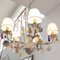 Lampadario a 5 luci con paralumi bianchi, struttura color avorio e pendenti colorati in vetro di Murano, Immagine 3