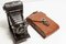 Fotocamera pieghevole argentata con lente a menisco e custodia in pelle di Coronet, anni '40, set di 2, Immagine 9