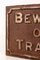 Insegna ferroviaria Beware of Trains in ghisa, anni '30, Immagine 2