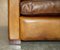 Sofá de tres plazas Art Déco de cuero marrón teñido a mano con asiento relleno de plumas al estilo de Odeon, Imagen 6