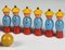 Spielzeug Bowling Spiel mit Figuren in gelben Hüten und Kugeln, 1940er, 12er Set 4
