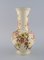 Vaso in porcellana color crema con fiori dipinti a mano di Zsolnay, Immagine 2