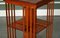 Mesa auxiliar Sheraton Revival de madera nudosa de nogal con incrustaciones, Imagen 6