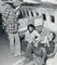 Henry Grossman, George Harrison & amp; Flugzeug, Schwarzweiß Fotografie, 1970er 2