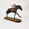 Skulptur eines Pferdes mit einem Jockey im Galopp von R. Cameron, England, 1960er 1