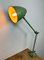 Lámpara de mesa de taller industrial verde, años 60, Imagen 19