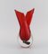 Italienische Kunstglas Vase aus rotem und mundgeblasenem Muranoglas, 1960er 2