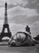 Robert Doisneau, Arzens 'Elektrisches Ei vor dem Eiffelturm, 1980, Silbergelatineabzug 1