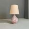 Lampada moderna in ceramica rosa e bianca con paralume in tessuto beige, Italia, Immagine 7