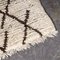 Monochromer Vintage Berber Azilal Teppich mit grafischem Muster 4