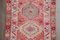 Alfombra de pasillo Ikat Oushak turca vintage de lana rosa, años 60, Imagen 8