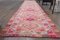 Alfombra de pasillo Ikat Oushak turca vintage de lana rosa, años 60, Imagen 2
