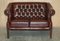 Kapitonierte Chesterfield Sofas aus Bordeauxbraunem Leder von Harrods London, 2er Set 3