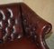 Kapitonierte Chesterfield Sofas aus Bordeauxbraunem Leder von Harrods London, 2er Set 15