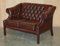 Kapitonierte Chesterfield Sofas aus Bordeauxbraunem Leder von Harrods London, 2er Set 18