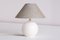 Lámpara de mesa esférica de cerámica blanca texturizada de Alvino Bagni, Italy, años 70, Imagen 1