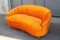 Sofá italiano curvado de terciopelo naranja con patas de madera, años 50, Imagen 5