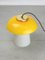 Lampada da tavolo a fungo Mid-Century in vetro giallo e ottone, Immagine 3
